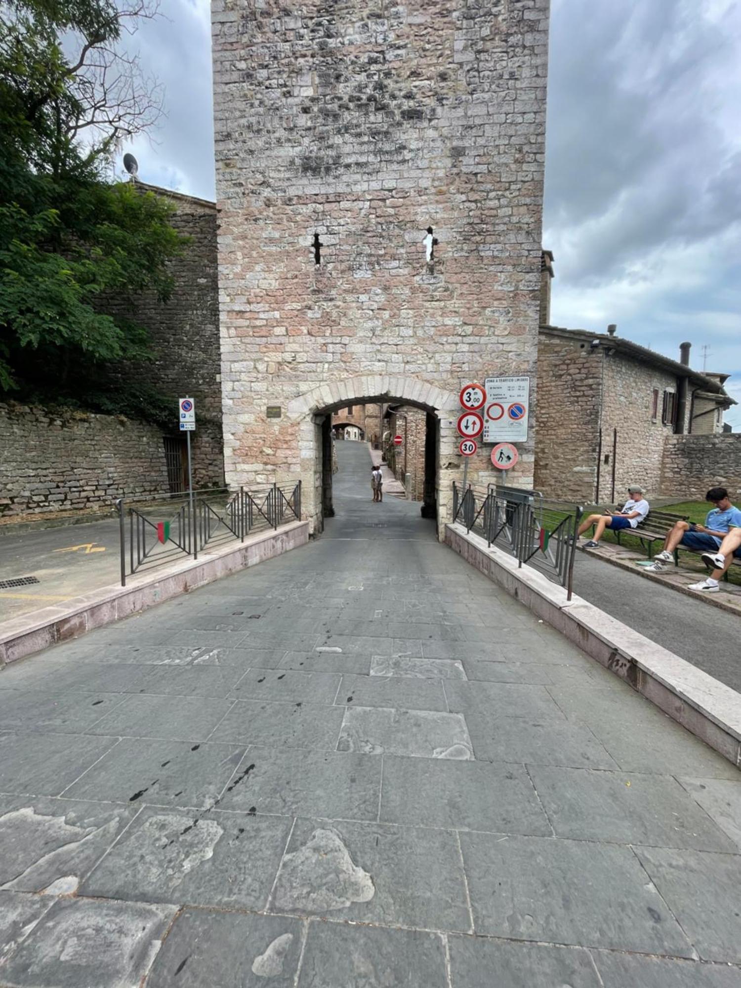 Апартаменты Happy House - Porta San Giacomo Ассизи Экстерьер фото